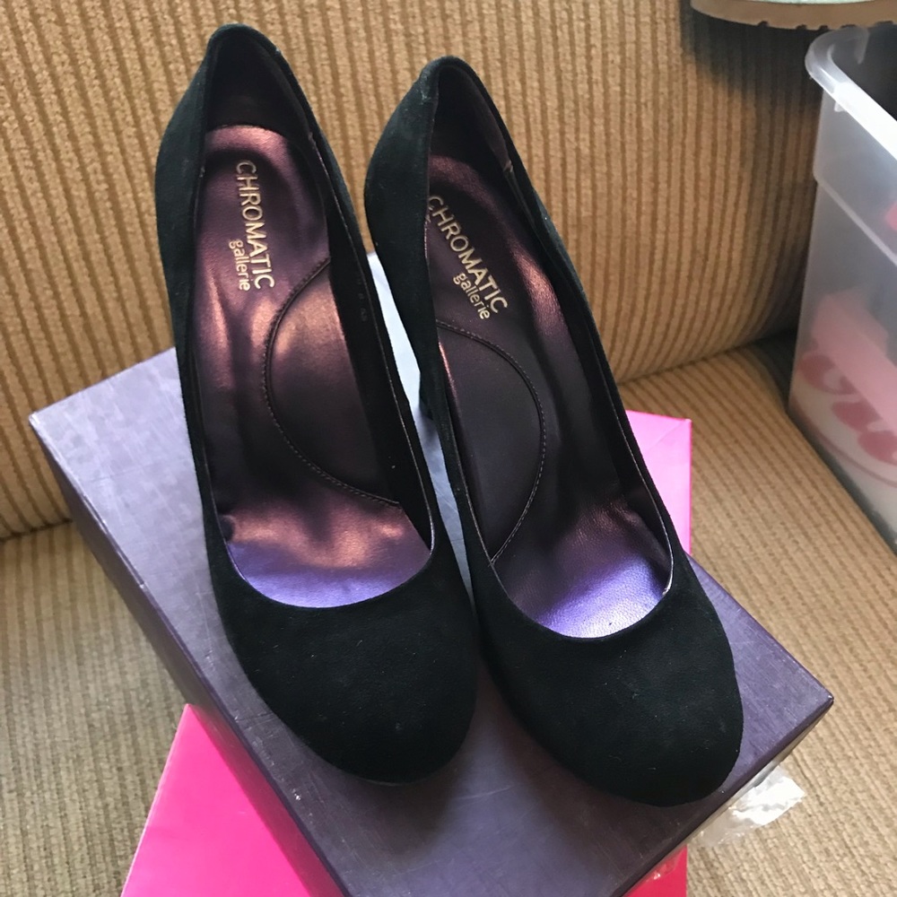 Chromatic Gallerie Black Suede Pumps NIB